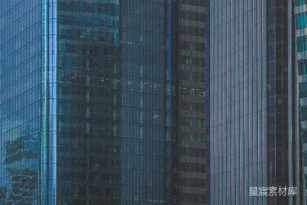 高清摄影 一架飞机飞过一座非常高的建筑物前面