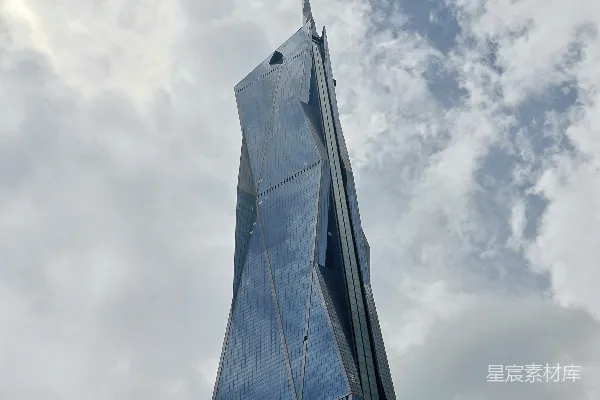 高清摄影 一座高耸入云的大楼，背景是蓝天。