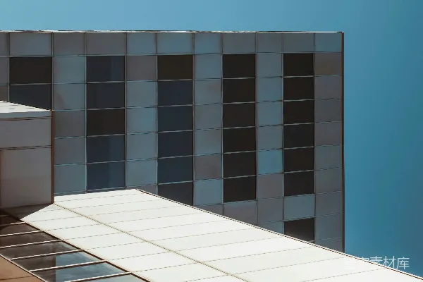 高清摄影 灰色玻璃建筑在蓝天底下
