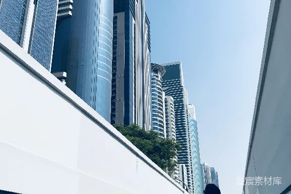 高清摄影 一个男人白天站在建筑物附近的过道里。