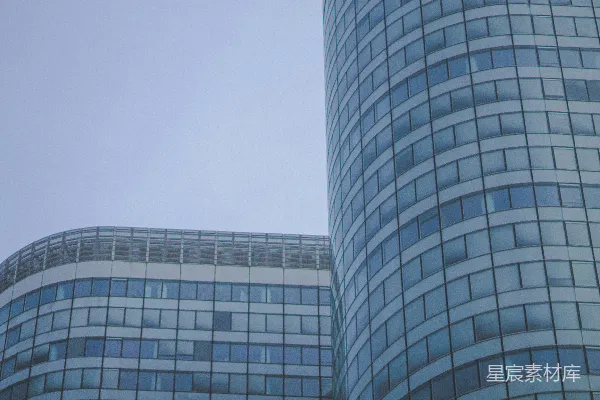 高清摄影 几栋高大的建筑挨着彼此。