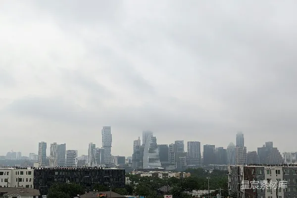 高清摄影 从一栋建筑物的屋顶俯瞰一座城市的景色