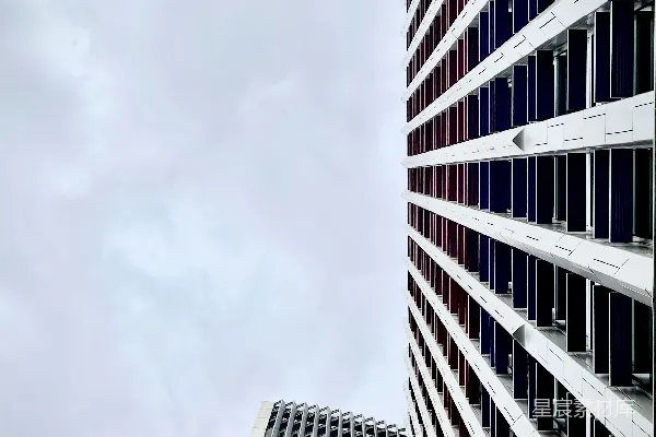 高清摄影 几座摩天大楼在云层中