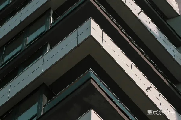 有许多窗户和阳台的高大建筑