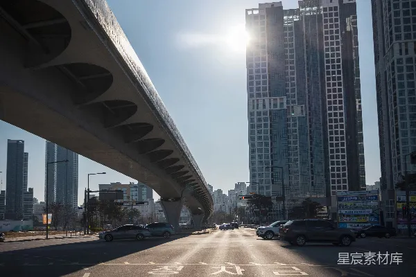 高清摄影 阳光明媚地照耀在城市街道上。