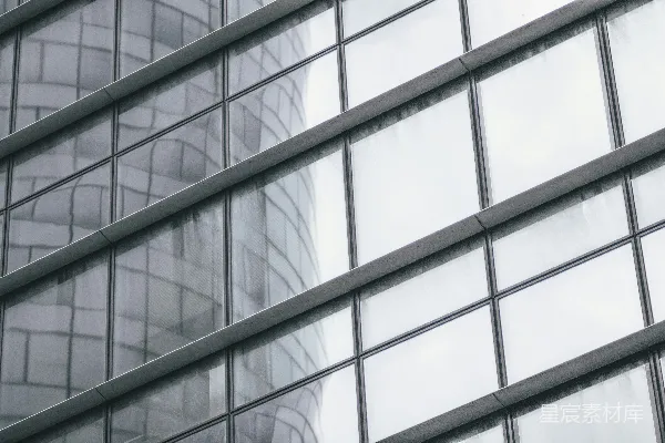 高清摄影 一座非常高大的建筑，窗户很多。