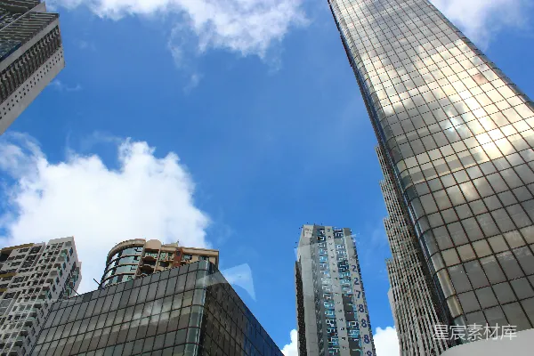高清摄影 一排高大的建筑物，背景是蓝天。