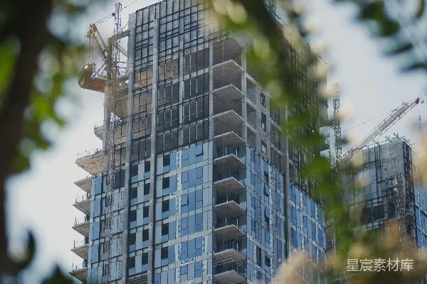 高清摄影 一座高大的建筑物上有一台起重机。