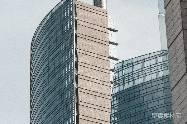 高清摄影 一座高大的建筑，顶部有一个尖顶塔楼。