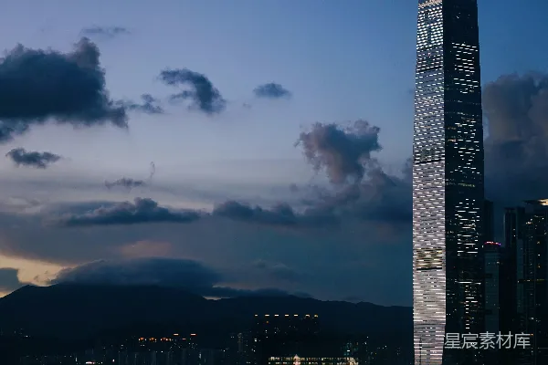 高清摄影 摩天大楼被照亮，上面写着“活在当下”。