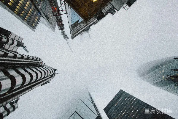 高清摄影 低角度拍摄的高楼被雾气笼罩的照片