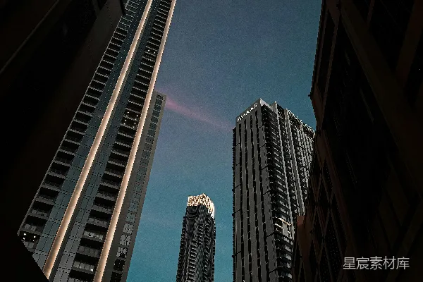 高清摄影 两栋高大的建筑物并排坐落在一起。