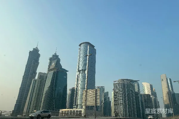 高清摄影 一辆汽车正行驶在高楼大厦前的高速公路上。