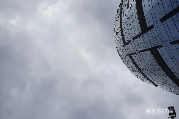 高清摄影 一座非常高的建筑物旁边有一片非常阴沉的天空。