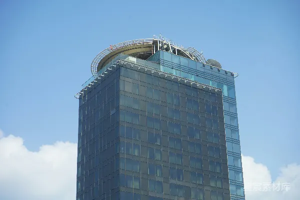 高清摄影 一座非常高大的建筑物，背景是蓝天。