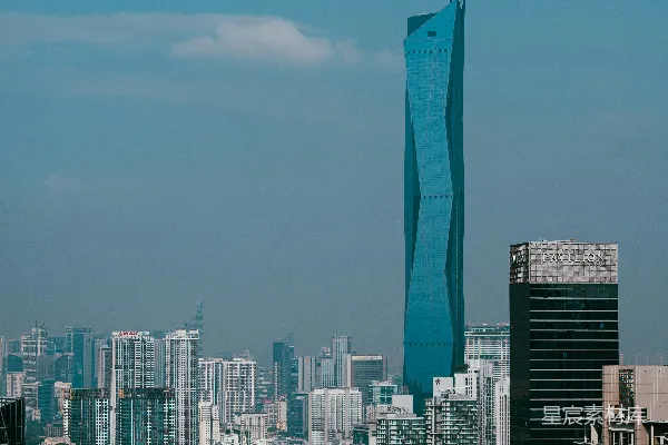 高清摄影 一座现代化摩天大楼矗立在城市天际线上方。