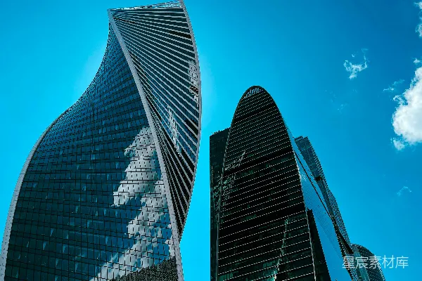 高清摄影 几栋高大的建筑物并排坐落在一起。