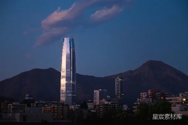 高清摄影 一座城市天际线，背景是山脉。