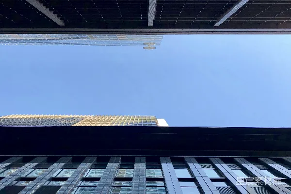 高清摄影 白色和黑色混凝土建筑