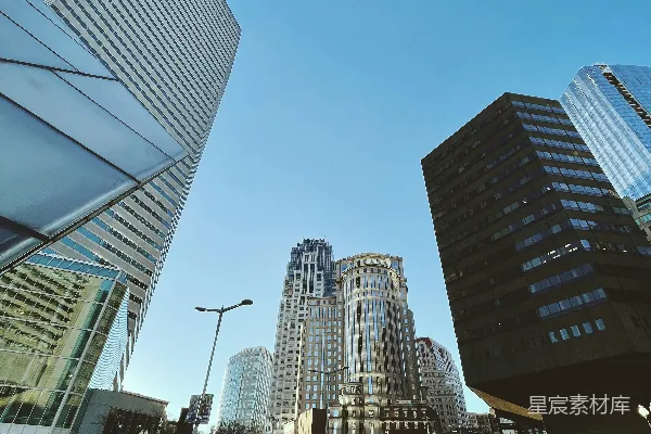 高清摄影 站在城市街道中央的人