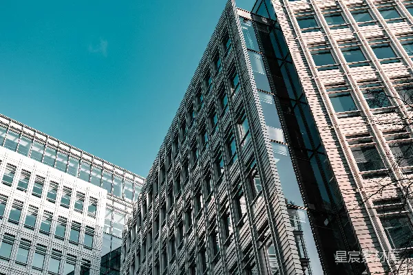 高清摄影 几栋高大的建筑紧挨着坐落在一起。