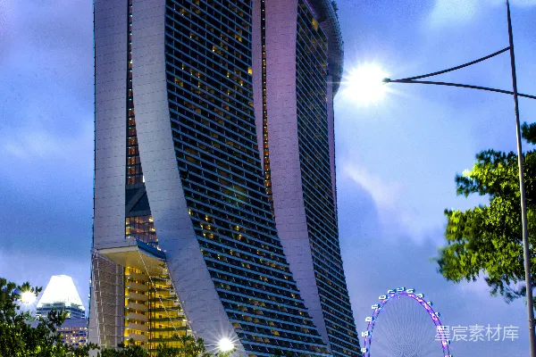 高清摄影 一座非常高的建筑坐落在路边。
