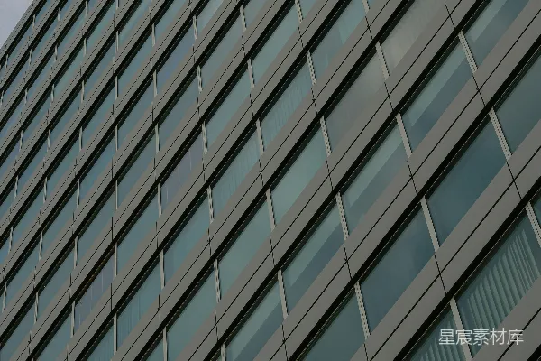 高清摄影 一座高大的建筑，有许多窗户和一个钟表。