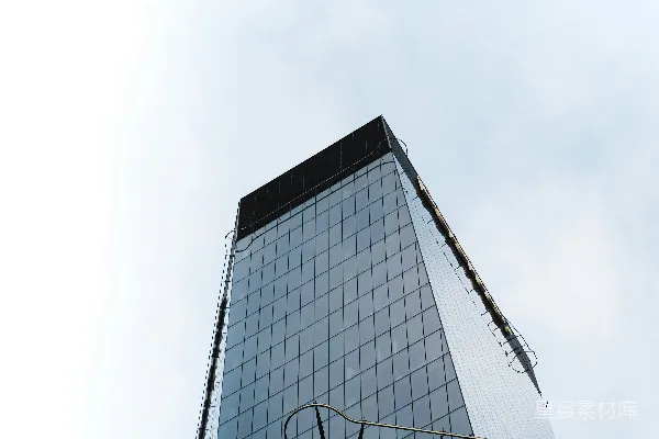高清摄影 一座高大的玻璃建筑，背景是蓝天。