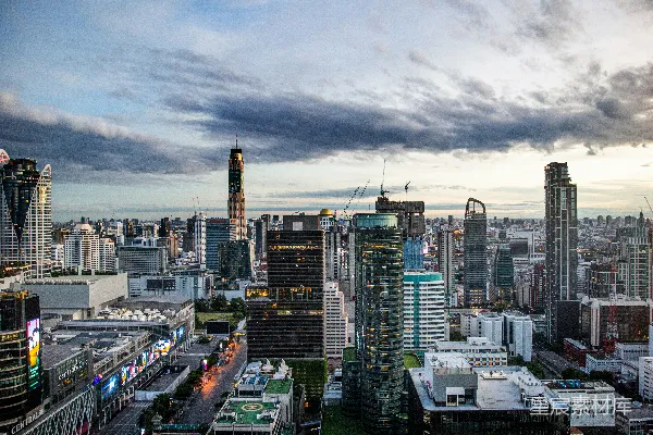 高清摄影 一座城市的鸟瞰图，其中有许多高楼建筑。