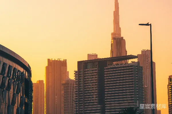 高清摄影 一幅城市日落时高耸建筑的景色