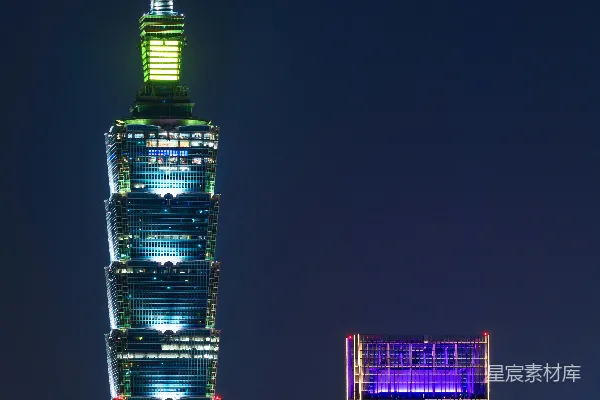 高清摄影 一座非常高的建筑，天空中有一轮明月。