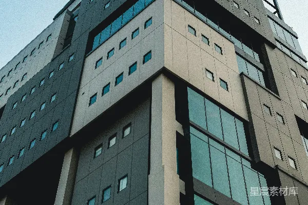 高清摄影 一座非常高大的建筑，有许多窗户。