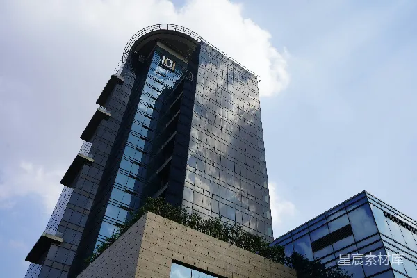 高清摄影 一座非常高大的建筑物，上面有一个钟表。