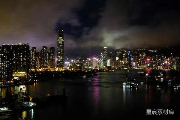 高清摄影 夜晚从水面上看城市的景色