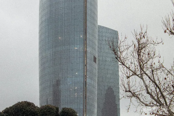 高清摄影 一座非常高大的建筑矗立在公园中央。