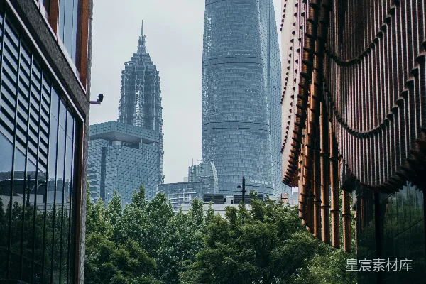 高清摄影 白天，高楼前停着的汽车