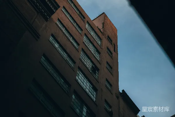 高清摄影 一座高楼，背景是天空。