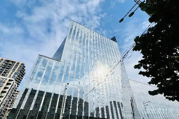 高清摄影 一座带有大玻璃正面的大玻璃建筑