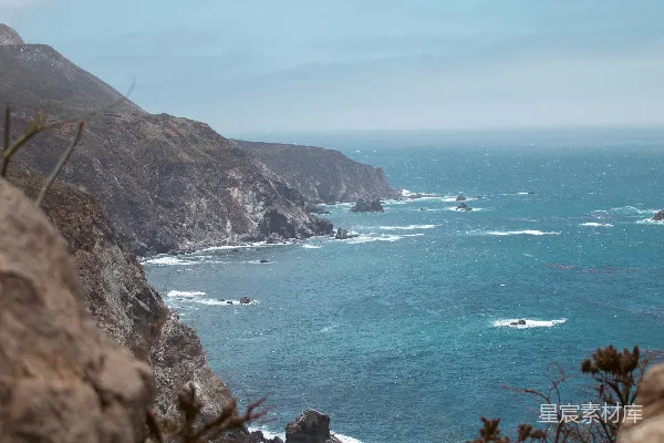 山顶上俯瞰的海洋景色