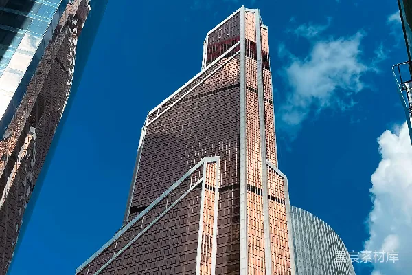 高清摄影 在蓝天之下，一座高耸的建筑矗立在城市之上。