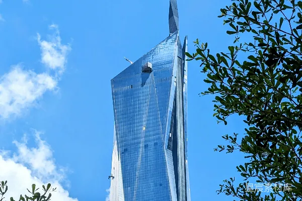 高清摄影 一座非常高大的建筑，有一个非常高的塔尖。