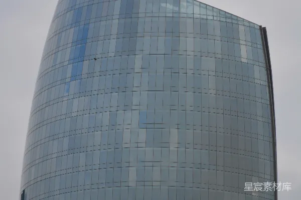 高清摄影 一座高大的建筑，背景是天空。