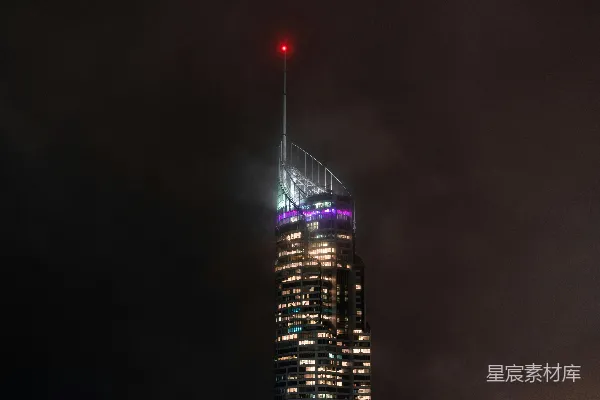 高清摄影 一座高大的建筑物，顶端有一盏红灯。