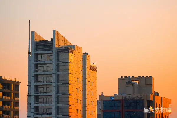 高清摄影 夕阳下，高楼林立的城市天际线。