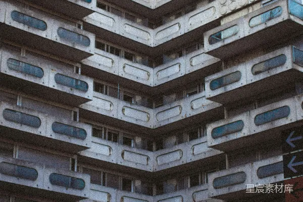 高清摄影 一座高大的建筑，有很多窗户。
