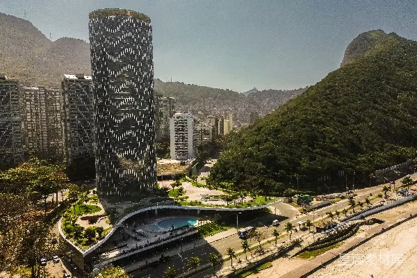 城市背景中的山景俯视图