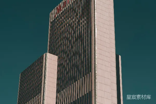 高清摄影 一座高大的建筑物，上面有一个标志。