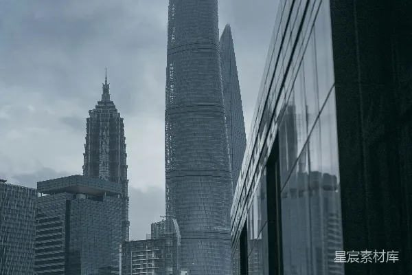 高清摄影 灰色的混凝土建筑在灰色的天空下