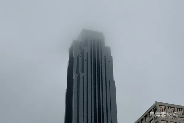 高清摄影 一座高楼前面有一盏路灯。
