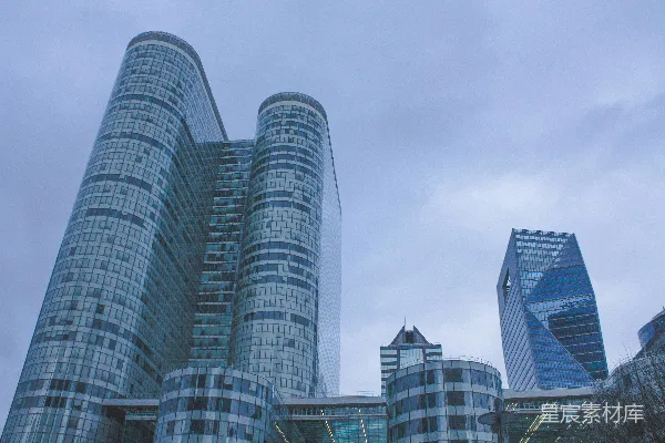 高清摄影 几栋高大的建筑物挨在一起。